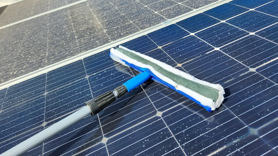 Pourquoi et combien coûte le nettoyage de vos panneaux photovoltaïques ?