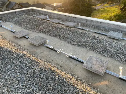 Installation de Panneaux Photovoltaïques à Dullin (73) : Autoconsommation et Stockage sur Toit Terrasse