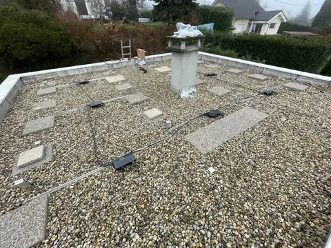 Installation de Panneaux Photovoltaïques à Dullin (73) : Autoconsommation et Stockage sur Toit Terrasse
