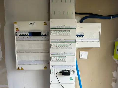 Installation Solaire à Roche (38) : Une Centrale Photovoltaïque de 4,5 kWc