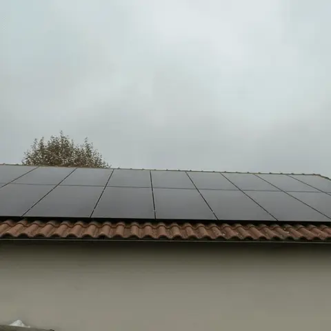 Installation d'une centrale photovoltaïque de 9kWc Triphasé aux Éparres (38)