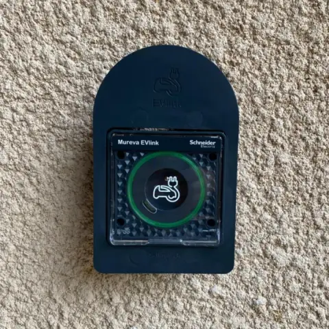 Installation d'une prise renforcée MUREVA EVlink