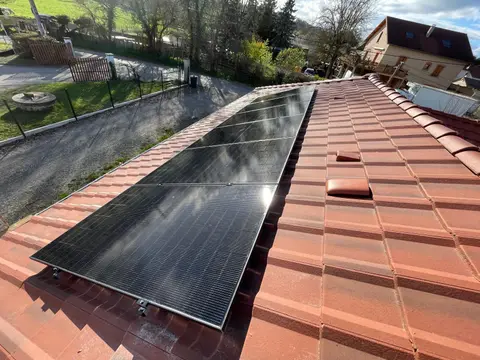 Installation Solaire à Saint-André-le-Gaz (38) : Une Centrale de 4 kWc avec Vente de Surplus