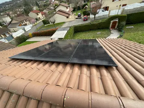 Installation Solaire à Saint-Alban-de-Roche (38) : Performance et Satisfaction 5 Étoiles