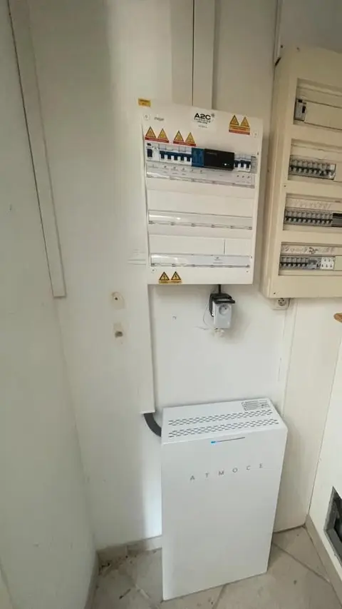 Batterie de stockage ATMOCE M-Battery 7 kWh et coffret de protection A2C Énergies aux Avenières Veyrins-Thuellin (38)