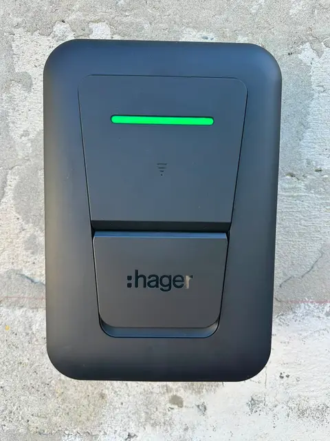 Borne de recharge Hager Witty One 7,4 kW installée en façade aux Avenières Veyrins-Thuellin (38)
