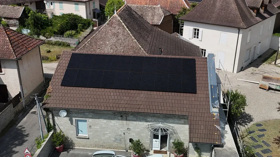 Photovoltaïque, batterie et borne de recharge aux Avenières Veyrins-Thuellin (38)