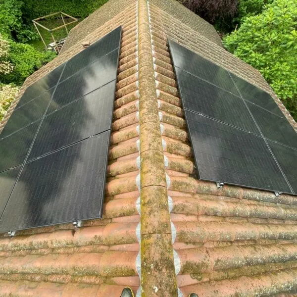 Panneaux solaires sur les 2 pans du toit à Dolomieu