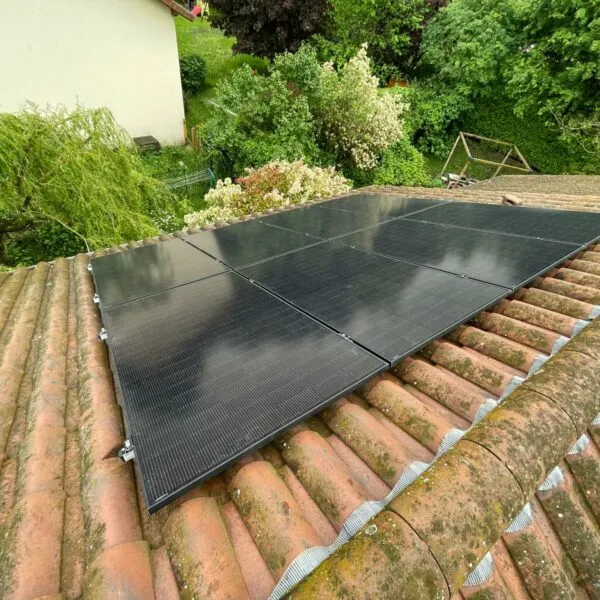 Panneau solaire sur un toit à Dolomieu