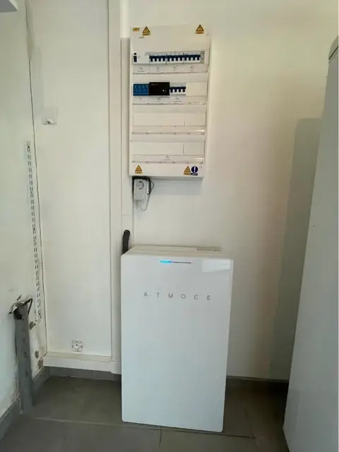 Batterie de stockage ATMOCE et coffret de protection A2C Énergies installés à l'intérieur à Maubec (38)
