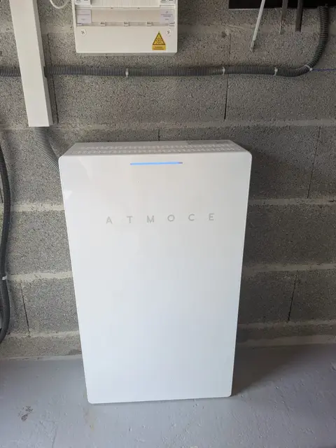 Batterie de stockage ATMOCE M-Battery 7 kWh en technologie LFP installée dans un garage à Maubec (38)