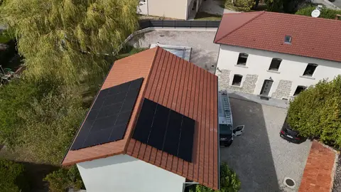 Panneaux photovoltaïques sur une toiture en tuiles à Maubec (38) avec le camion A2C Énergies garé dans la cour