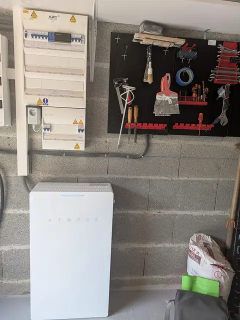 Coffret de protection A2C Énergies et batterie de stockage ATMOCE installés dans un garage à Maubec (38)
