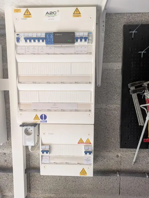 Coffret AC Hager repéré A2C Énergies avec passerelle de communication ATMOCE et protections photovoltaïques à Maubec (38)
