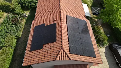 Panneaux photovoltaïques répartis de part et d'autre du faîtage d'une toiture à Maubec (38)