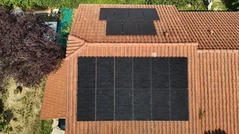 Vue zénithale des panneaux Trinasolar Vertex S+ 500 Wc installés sur la toiture d'une maison à Maubec (38)
