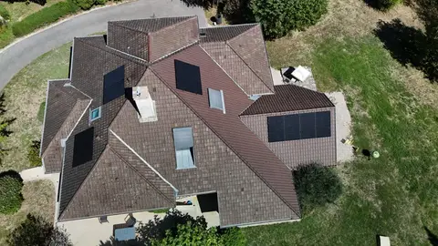 Vue aérienne de la toiture d'une maison à Maubec (38) équipée d'une installation photovoltaïque de 5 kWc sur plusieurs versants