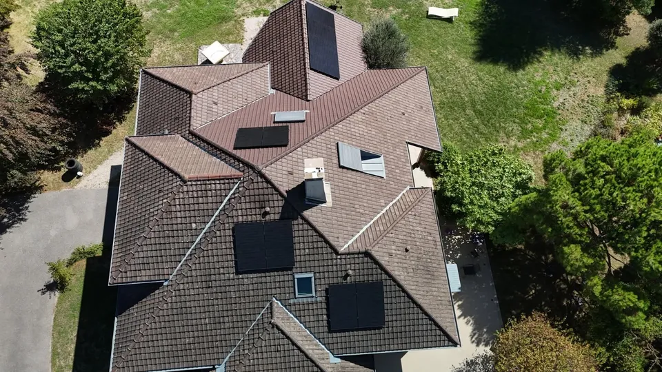 Installation photovoltaïque de 5 kWc avec batterie de 7 kWh à Maubec (38)