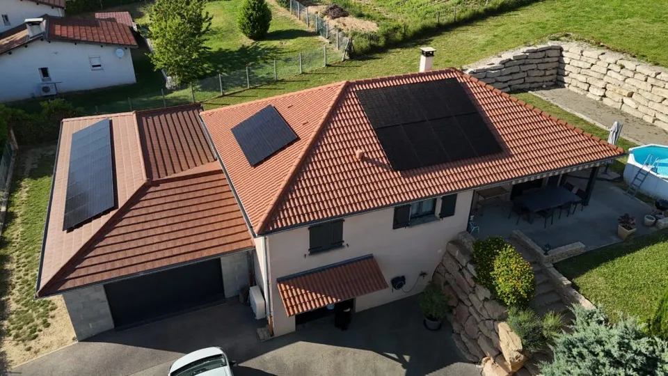 Installation Solaire à Beauvoir-de-Marc (38) : Une Centrale Photovoltaïque de 9,5 kWc