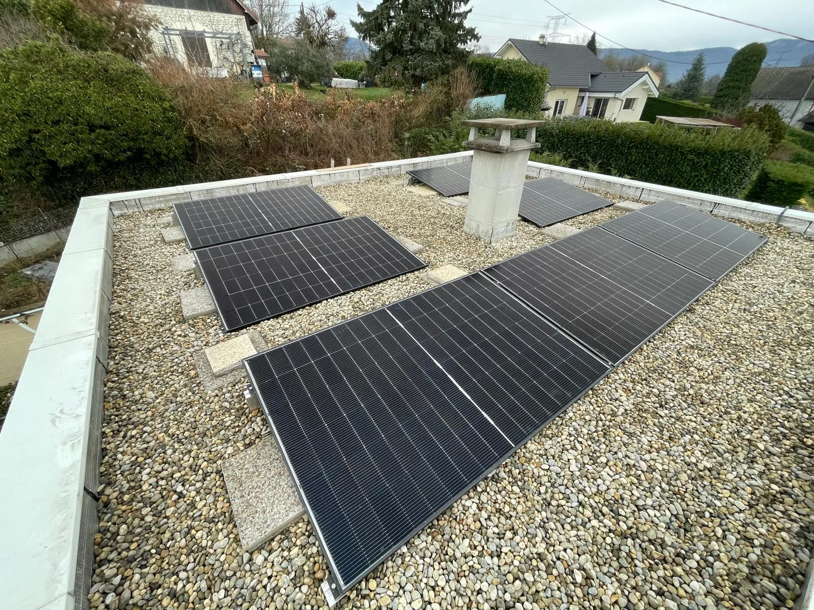 Installation de Panneaux Photovoltaïques à Dullin (73) : Autoconsommation et Stockage sur Toit Terrasse