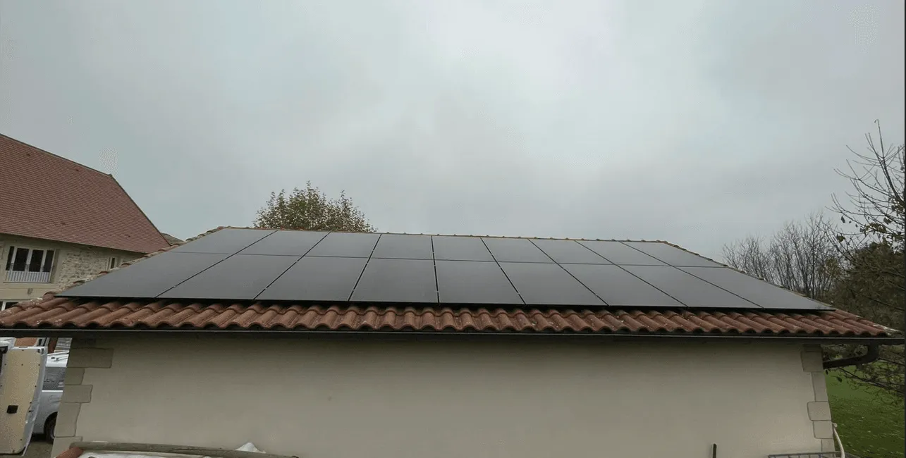 Installation d'une centrale photovoltaïque de 9kWc Triphasé aux Éparres (38)