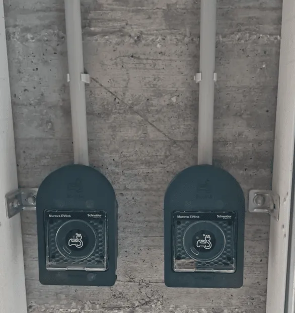 Installation de 2 prises renforcées SCHNEIDER Mureva Evlink