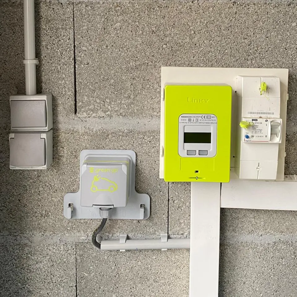 Installation d'une prise renforcée LEGRAND Green'up