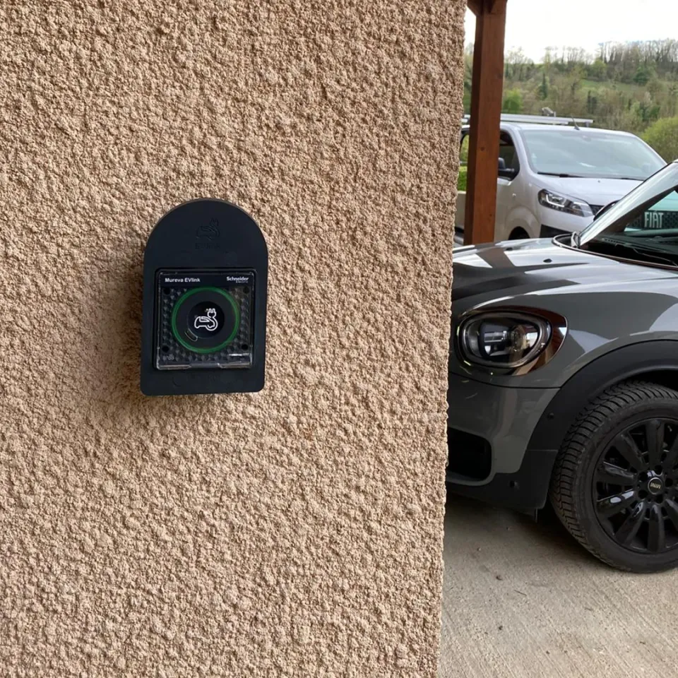 Installation d'une prise renforcée MUREVA EVlink