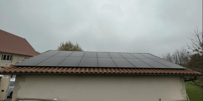 Installation d’une centrale photovoltaïque de 9kWc Triphasé aux Éparres (38)