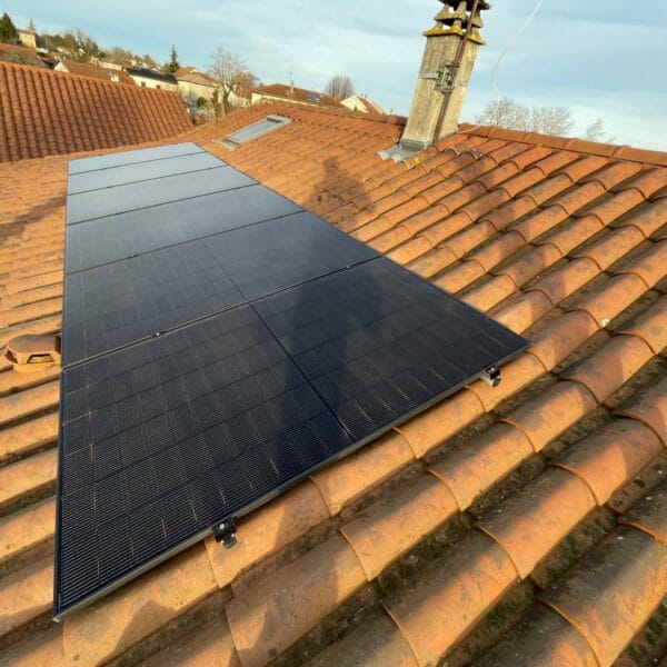 Panneau Photovoltaïque DMEG Panneaux photovoltaïque sur un toit