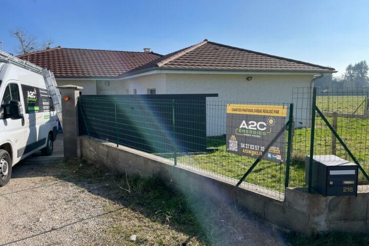 Panneau extérieur indiquant "Chantier photovoltaïque réalisé par A2C Énergies"