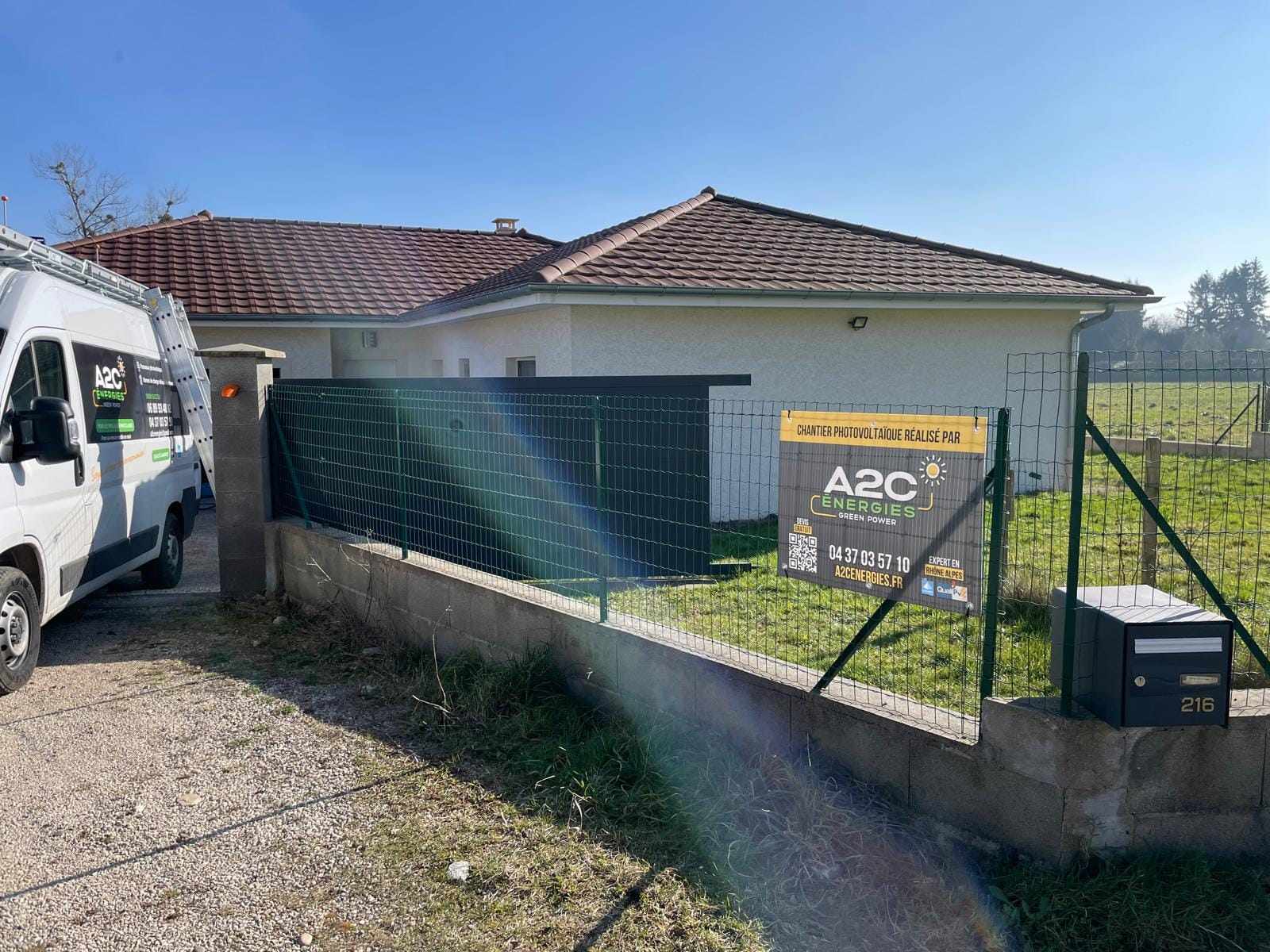 Panneau extérieur indiquant "Chantier photovoltaïque réalisé par A2C Énergies"