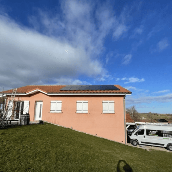 14 panneaux photovoltaïques DMEGC 500W Panneaux photovoltaïque sur un toit