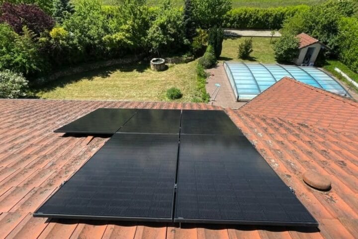 Panneaux solaire sur un toit à Maubec