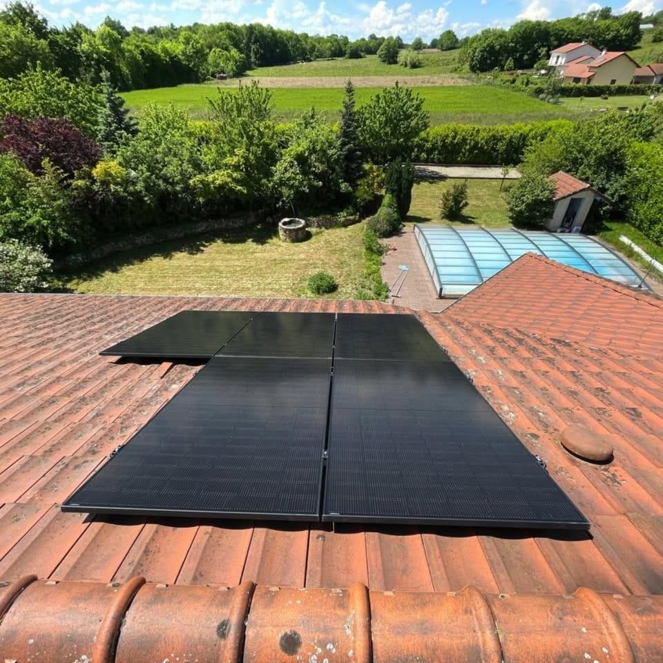 Panneaux solaire sur un toit à Maubec