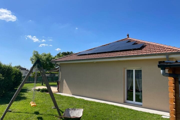 Panneaux solaire sur un toit à Ruy Motnceau