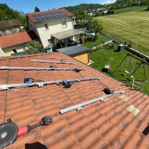 Support de panneaux solaire sur un toit à Ruy-Montceau