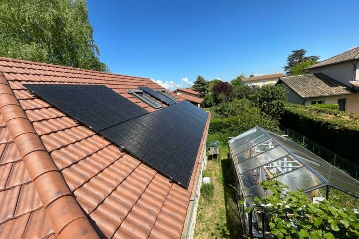Panneaux solaire sur un toit à Maubec ajuster pour laisser place aux fenêtre de toit présentes