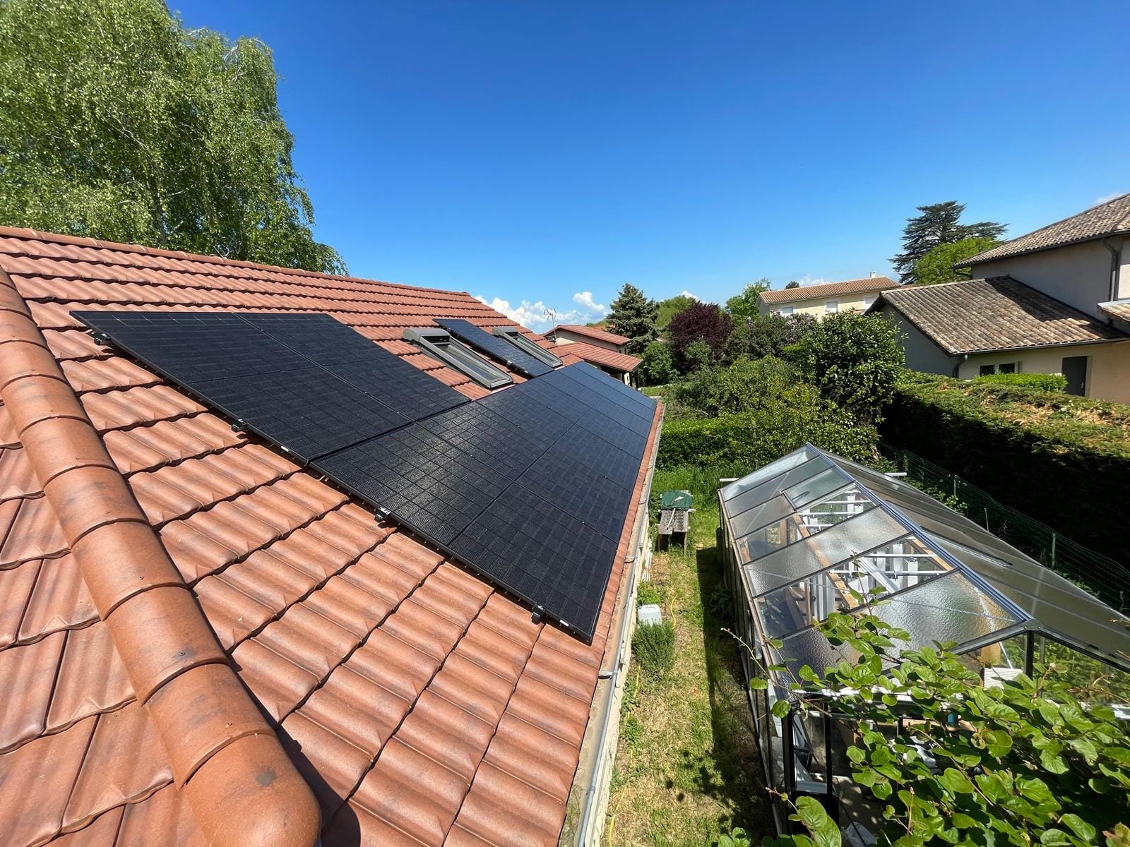 Panneaux solaire sur un toit à Maubec ajuster pour laisser place aux fenêtre de toit présentes
