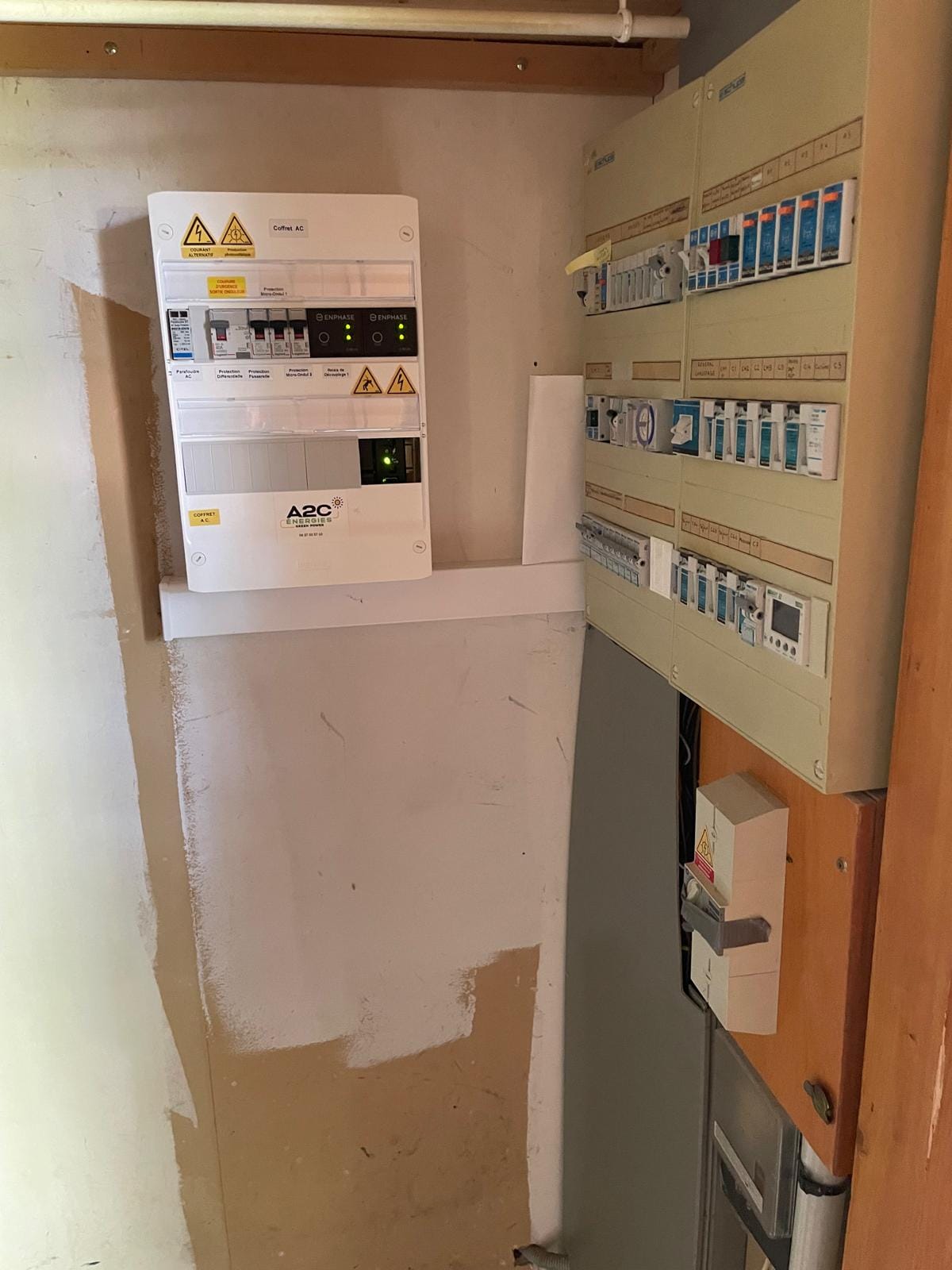 Tableau électrique posé spécialement pour la gestion des panneaux solaires