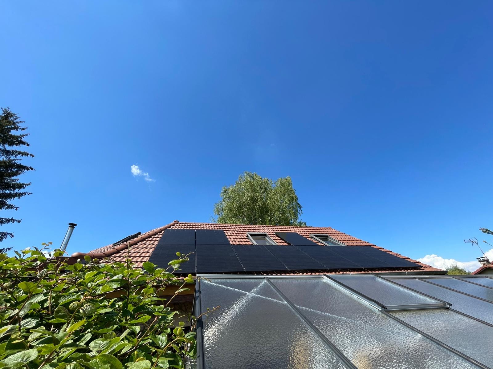 Panneaux solaire sur un toit ajuster pour laisser place aux fenêtre de toit présentes