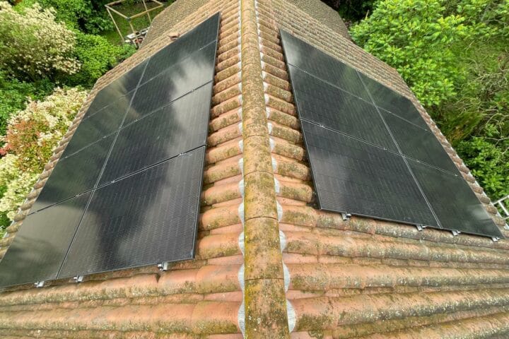 Panneaux solaires sur les 2 pans du toit à Dolomieu