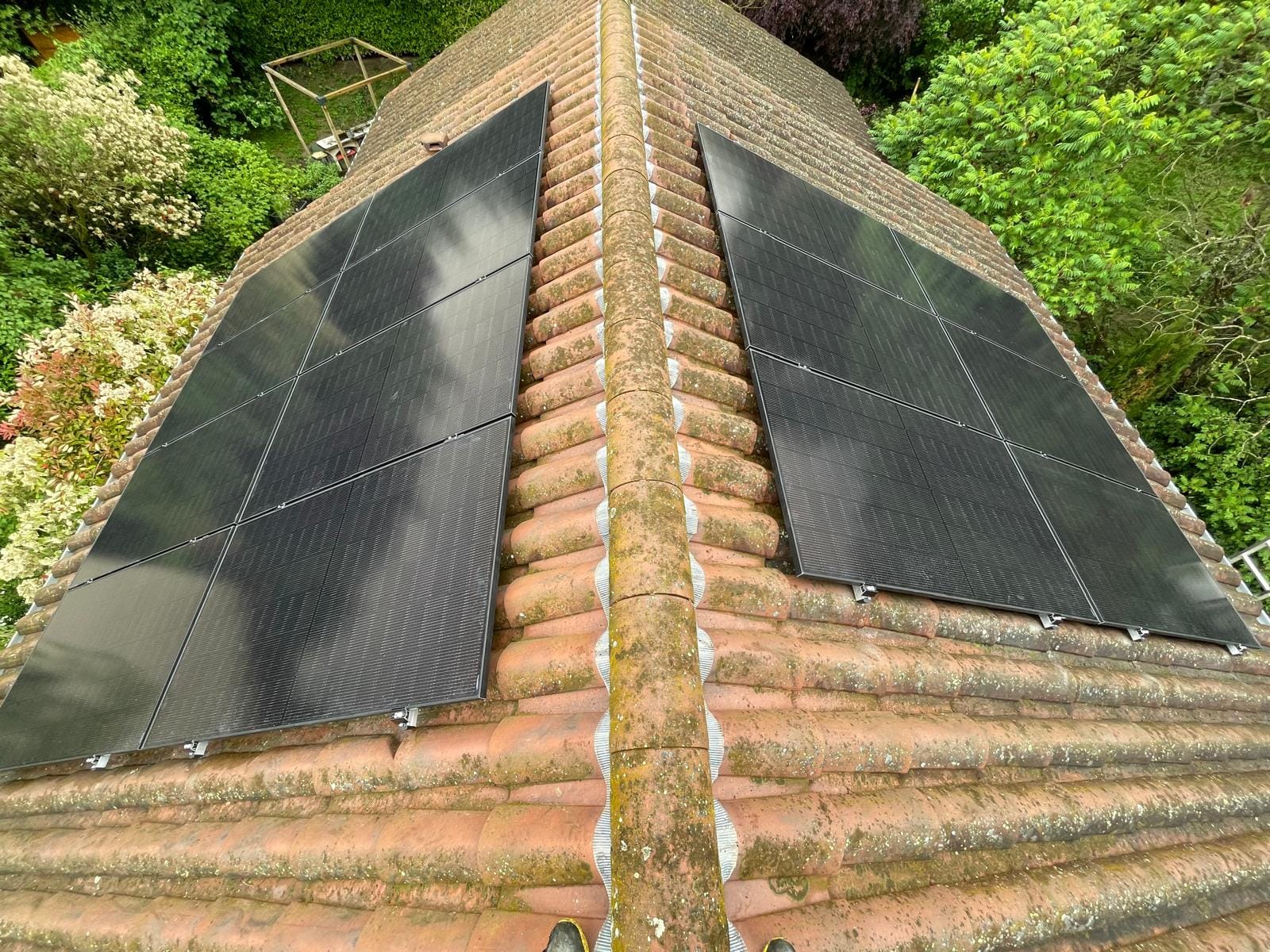 Panneaux solaires sur les 2 pans du toit à Dolomieu