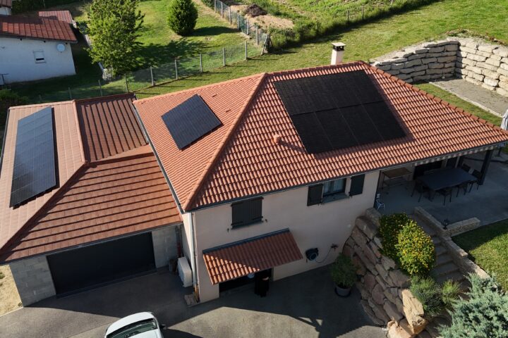 Installation solaire 9,5 kWc à Beauvoir-de-Marc par A2C Énergies.
