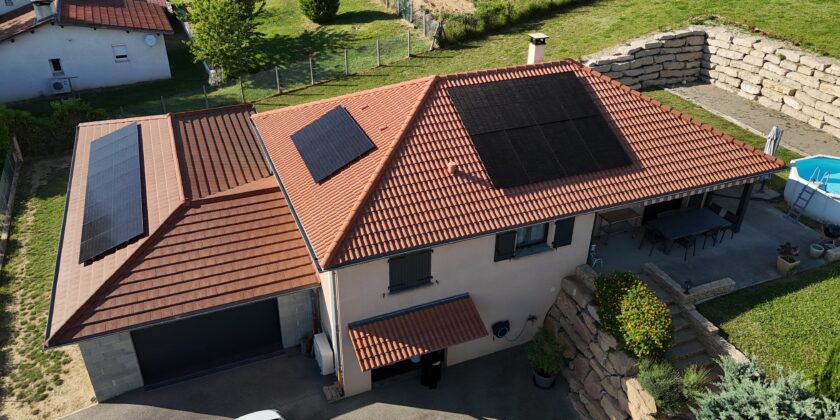 Installation Solaire à Beauvoir-de-Marc (38) : Une Centrale Photovoltaïque de 9,5 kWc