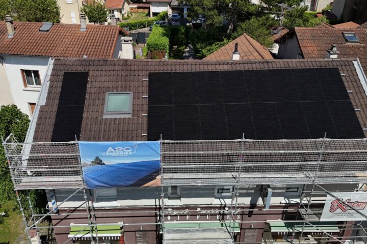 Installation de panneaux solaires photovoltaïques pour une entreprise à Nivolas-Vermelle par A2C Énergies